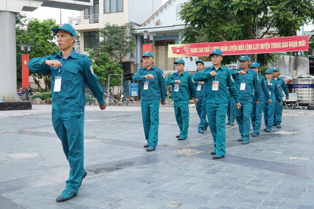 Lực lượng dân quân cơ động xã Đạp Thanh, huyện Ba Chẽ tham gia thi nội dung đội hình đội ngũ cấp trung đội. 