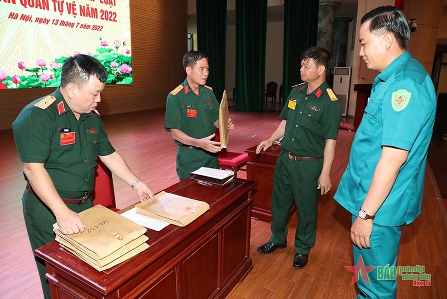 Thí sinh bốc mã đề trước khi tiến hành nội dung thi nhận thức pháp luật về dân quân tự vệ