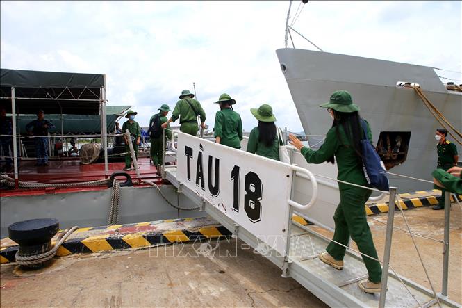 Các sinh viên lên tham quan tàu chiến đấu của Lữ đoàn 171. 